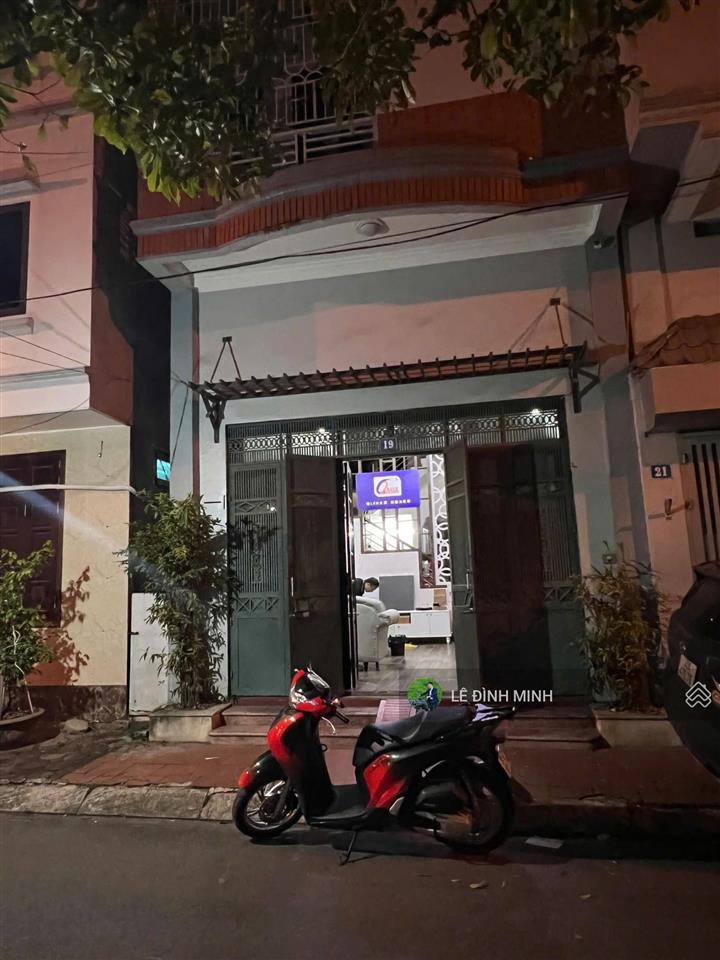 Tôi có căn nhà cho thuê làm văn phòng hoặc ở. diện tích 63m2, mặt tiền 4.5m, nhà 03 tầng. nội thất