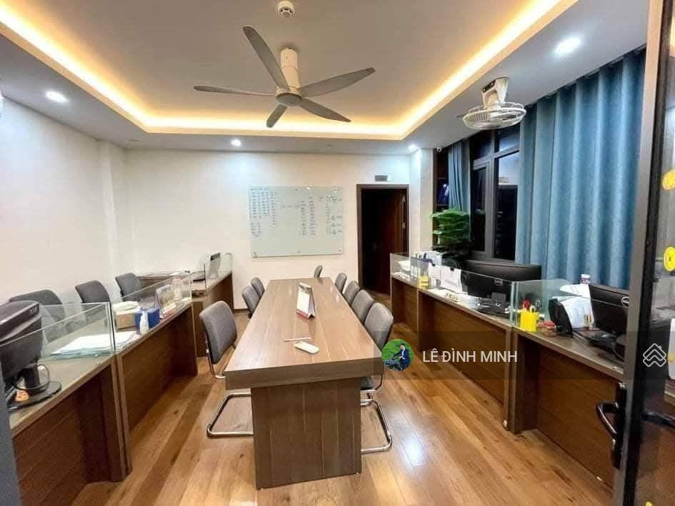Cho thuê căn liền kề góc. diện tích 70m2, mặt tiền rộng, hai mặt tiền. thiết kế 04 tầng, điều hòa