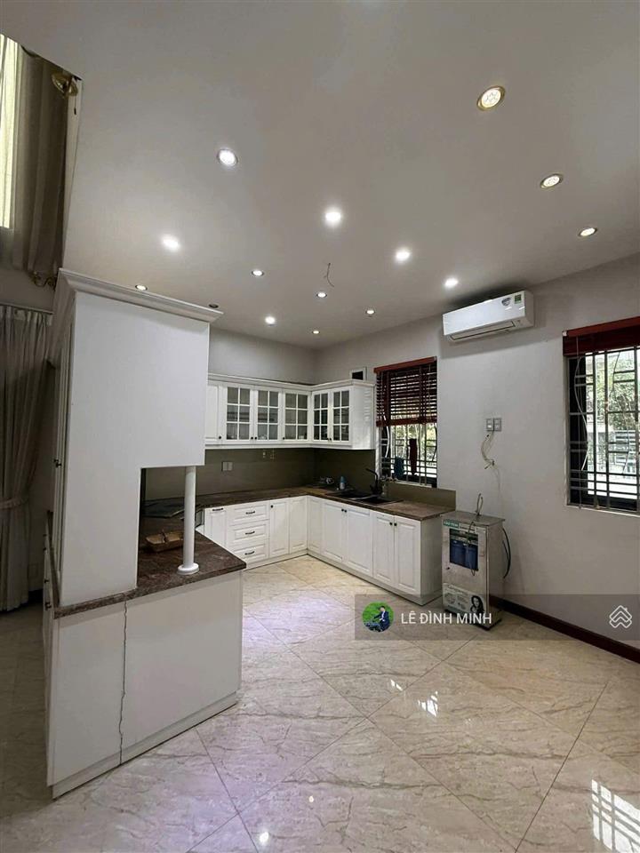 Biệt thự triệu đô view hồ vĩnh hoàng. diện tích 206m2, hầm + 04 tầng, đủ nội thất không thiếu gì