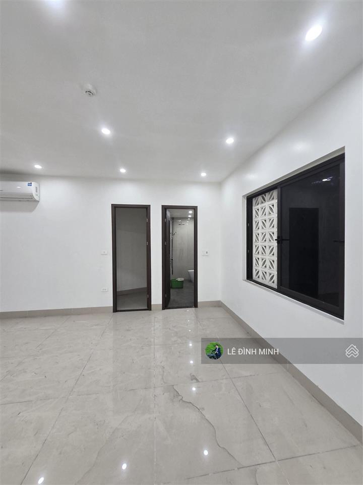 Cho thuê nhà mặt phố làm vp, ngân hàng, spa... diện tích 300m2, mặt tiền 5.5m, thông sàn 2 tầng.