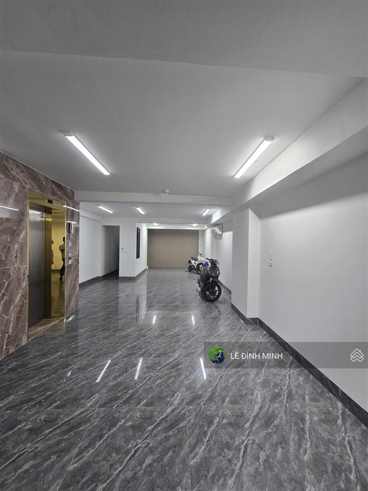 Cho thuê nhà mặt phố làm vp, ngân hàng, spa... diện tích 300m2, mặt tiền 5.5m, thông sàn 2 tầng.