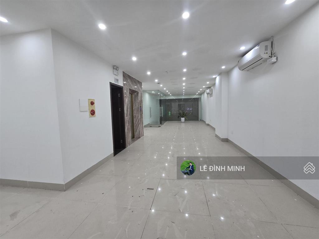 Cho thuê nhà mặt phố làm vp, ngân hàng, spa... diện tích 300m2, mặt tiền 5.5m, thông sàn 2 tầng.
