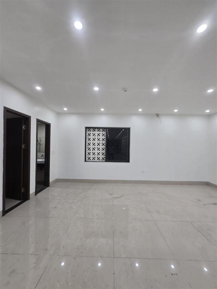 Cho thuê nhà mặt phố làm vp, ngân hàng, spa... diện tích 300m2, mặt tiền 5.5m, thông sàn 2 tầng.
