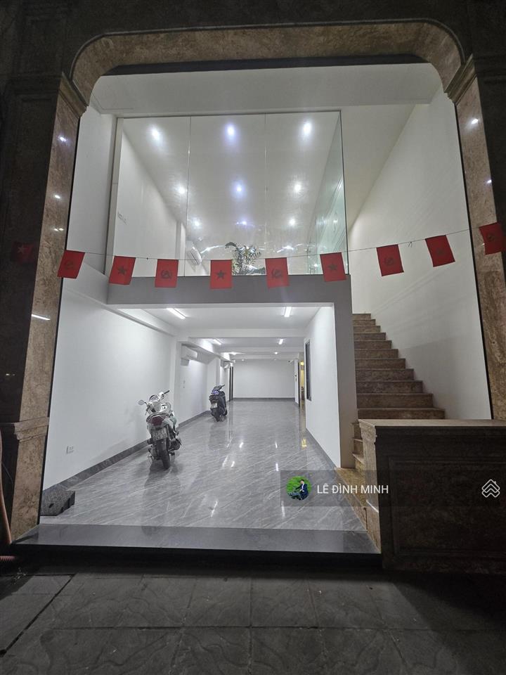 Cho thuê nhà mặt phố làm vp, ngân hàng, spa... diện tích 300m2, mặt tiền 5.5m, thông sàn 2 tầng.