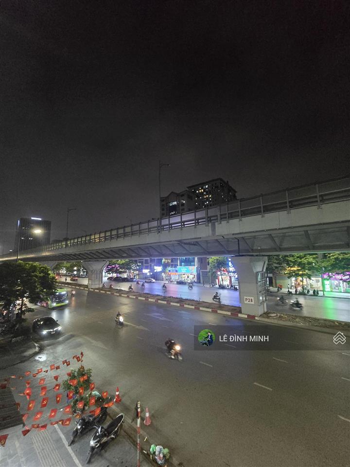 Cho thuê nhà mặt phố làm vp, ngân hàng, spa... diện tích 300m2, mặt tiền 5.5m, thông sàn 2 tầng.