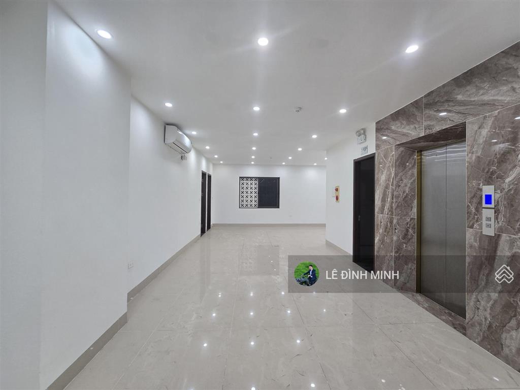 Cho thuê nhà mặt phố làm vp, ngân hàng, spa... diện tích 300m2, mặt tiền 5.5m, thông sàn 2 tầng.