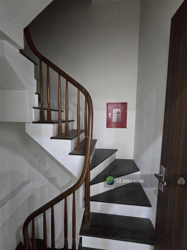 Cho thuê nhà mặt phố làm vp, ngân hàng, spa... diện tích 300m2, mặt tiền 5.5m, thông sàn 2 tầng.