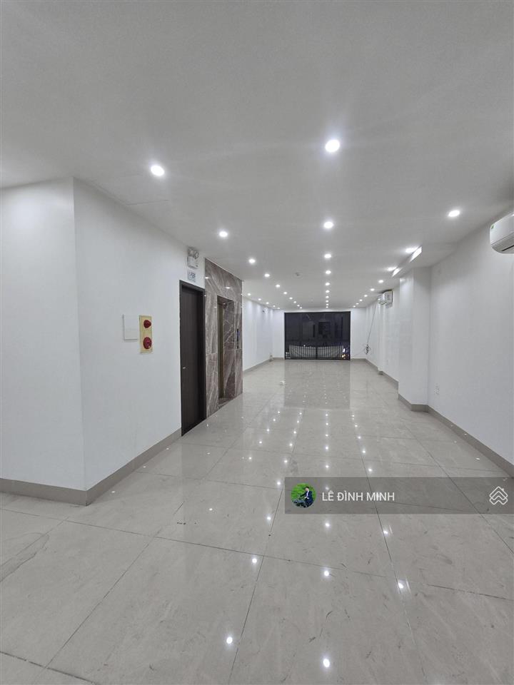 Cho thuê nhà mặt phố làm vp, ngân hàng, spa... diện tích 300m2, mặt tiền 5.5m, thông sàn 2 tầng.