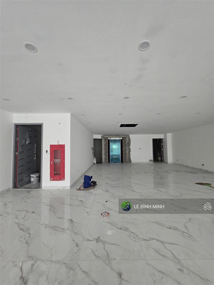 Cho thuê tòa nhà làm phòng khám, showroom, ngân hàng. diện tích 220m2, mặt tiền 8,5m, 06 tầng