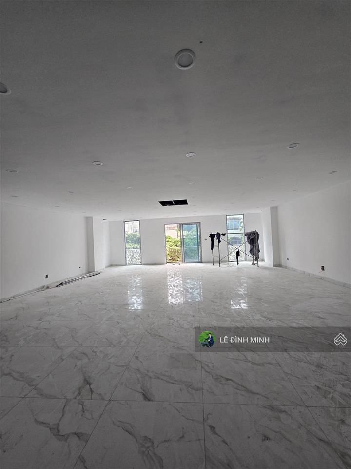 Cho thuê tòa nhà làm phòng khám, showroom, ngân hàng. diện tích 220m2, mặt tiền 8,5m, 06 tầng