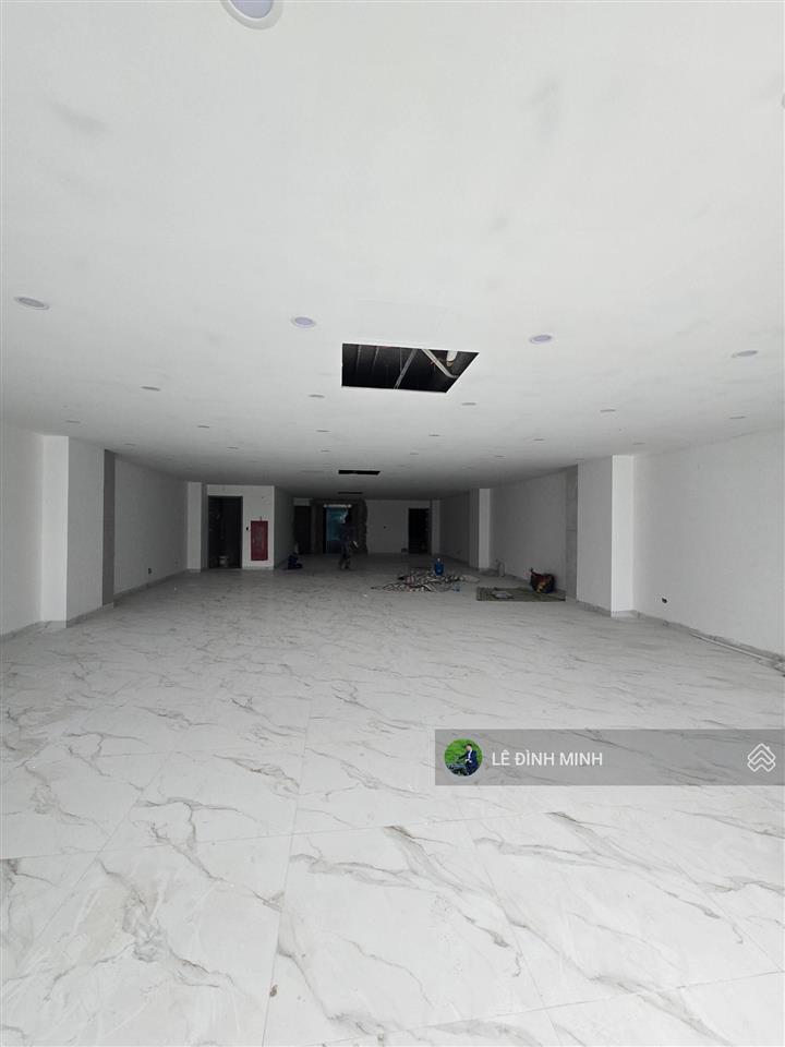 Cho thuê tòa nhà làm phòng khám, showroom, ngân hàng. diện tích 220m2, mặt tiền 8,5m, 06 tầng