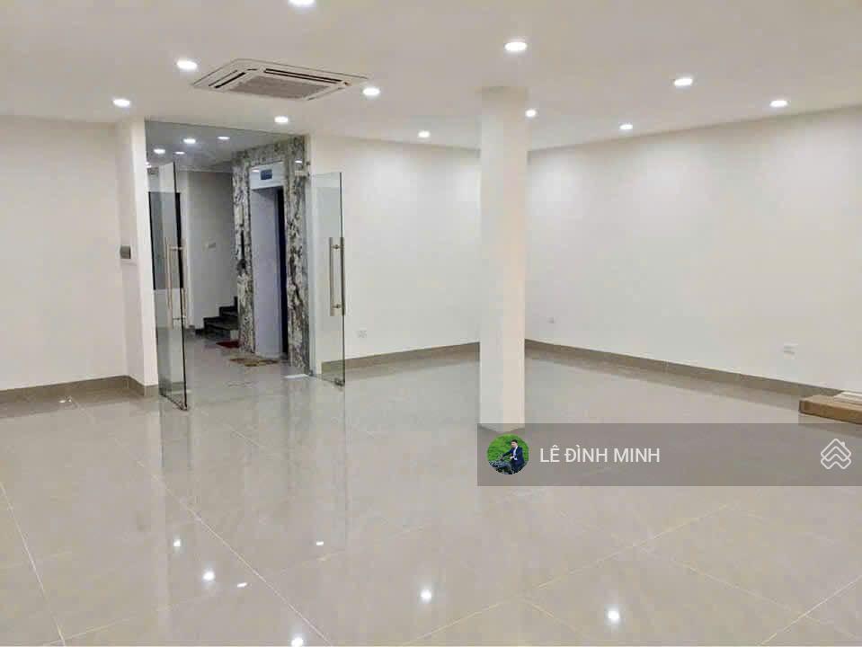 Cho thuê tòa nhà làm phòng khám, showroom, ngân hàng... diện tích 150m2, mặt tiền 8m, 05 tầng