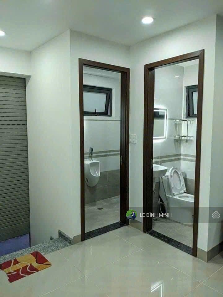 Cho thuê tòa nhà làm phòng khám, showroom, ngân hàng... diện tích 150m2, mặt tiền 8m, 05 tầng.