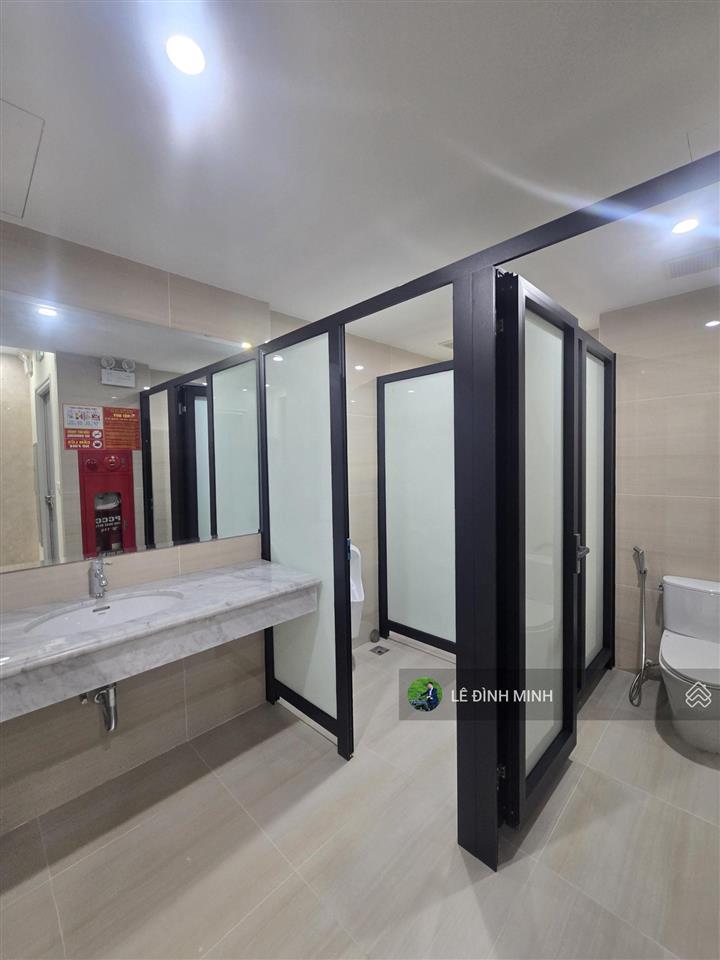 Căn nhà 08 tầng mới tinh. diện tích 165m2, 08 tầng, mặt tiền 6.8m, đủ pccc, thang máy, điều hoà xịn