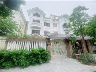 Cho thuê biệt thự mới full nội thất sịn sò kđt ciputra tây hồ. dt 200m x 3t, mt 12m. giá 45tr.