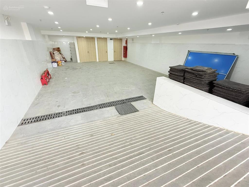 Bán toà văn phòng phố đức diễn, hà nội. dt 144m x 6 nổi 1 hầm, mt 8m. thông sàn, thang máy, pccc.