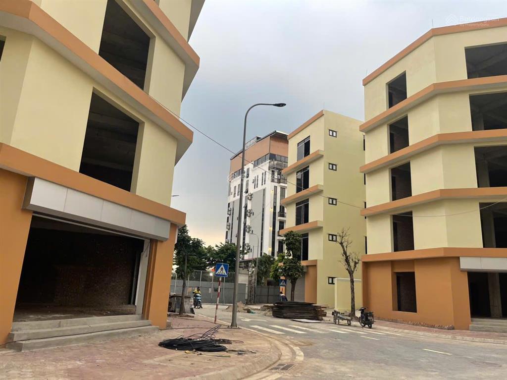 Cho thuê nhà liền kề trong cụm công nghiệp đông la.  0904 994 ***
