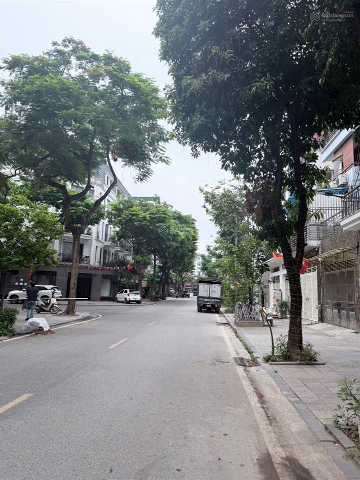 Liền kề thang máy kinh doanh ngay cột đồng hồ văn phú
