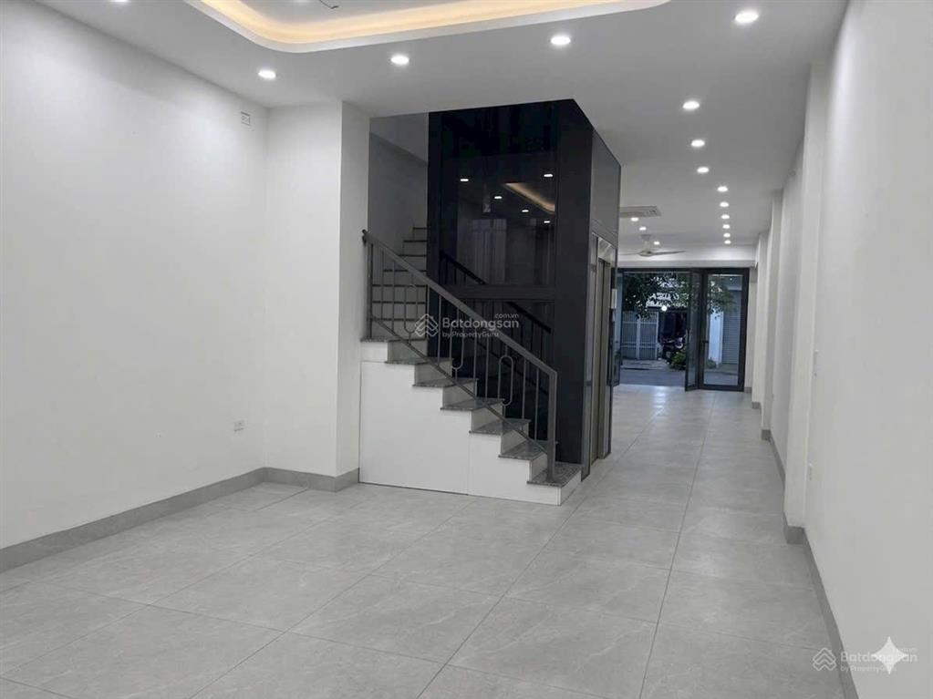 Liền kề thang máy kinh doanh ngay cột đồng hồ văn phú