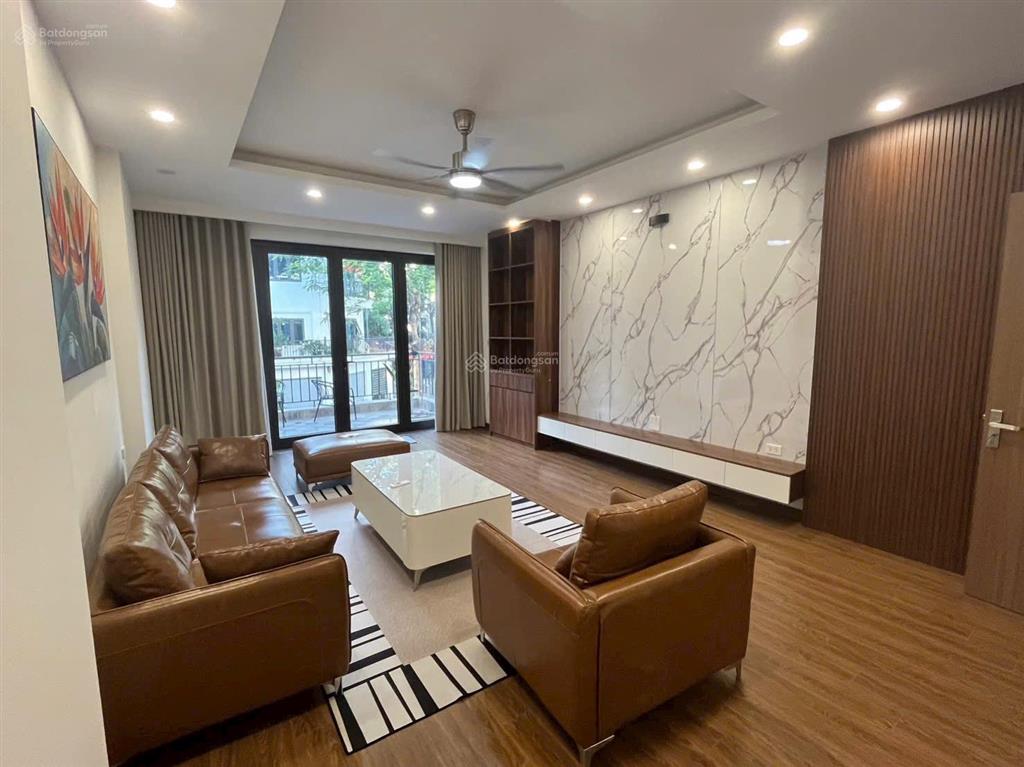 Liền kề thang máy kinh doanh ngay cột đồng hồ văn phú