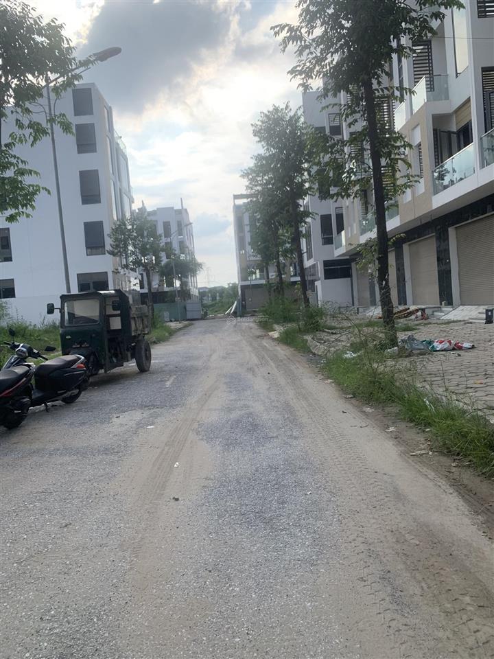 Cần bán liền kề thanh 117m2, giá 80 tr/ m2, đường 17m. hướng đông. gần victorya tl.  0981 538 ***
