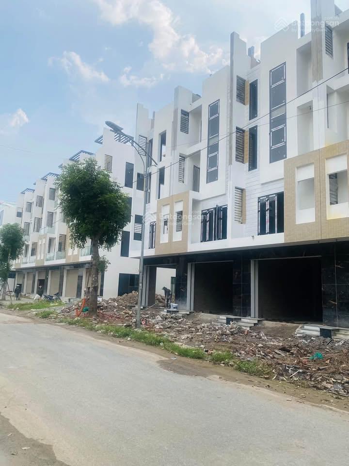 Cần bán liền kề thanh 117m2, giá 80 tr/ m2, đường 17m. hướng đông. gần victorya tl.  0981 538 ***