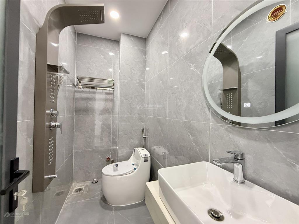 Nhà ngay sát bên ngã tư ga, dt 4x16m, lửng, 3lầu, 4pn, 5vs, p. thờ, s. thượng, gara xe, 6.65 tỷ