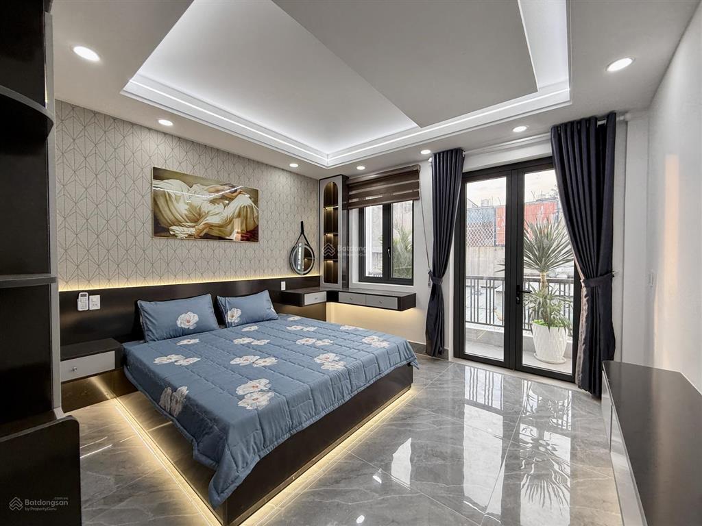 Nhà ngay sát bên ngã tư ga, dt 4x16m, lửng, 3lầu, 4pn, 5vs, p. thờ, s. thượng, gara xe, 6.65 tỷ