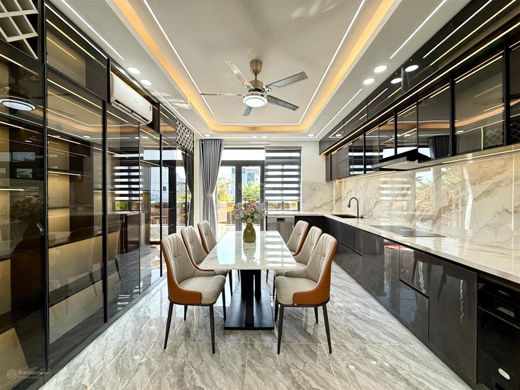 Nhà có thang máy, mặt tiền đường cầu ba phụ, dt 4mx25m, lửng, 3 lầu, 4pn, 6vs, p. thờ, p. xông hơi