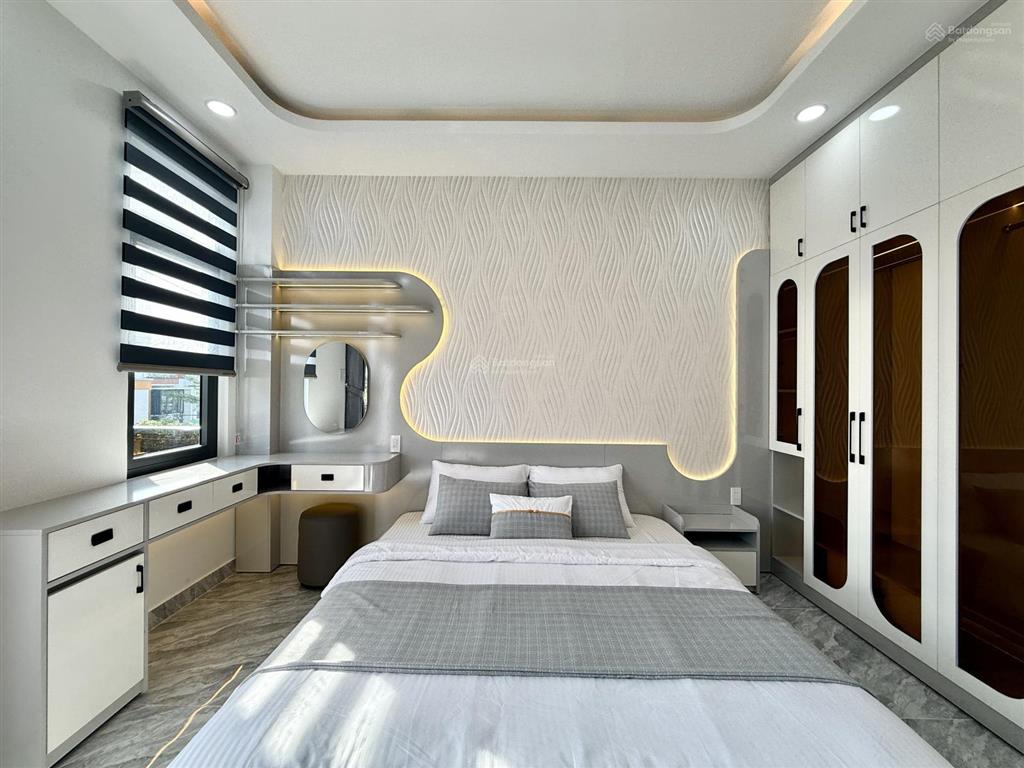 Nhà có thang máy, mặt tiền đường cầu ba phụ, dt 4mx25m, lửng, 3 lầu, 4pn, 6vs, p. thờ, p. xông hơi