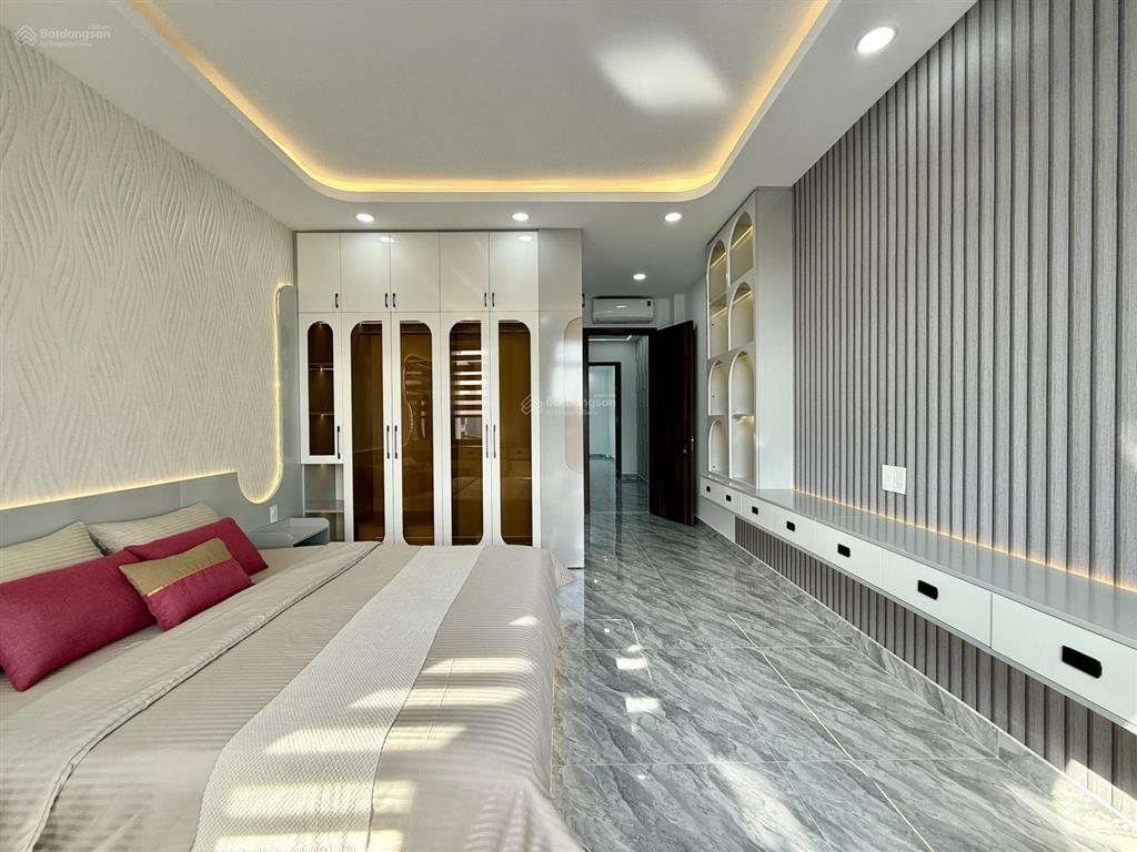 Nhà có thang máy, mặt tiền đường cầu ba phụ, dt 4mx25m, lửng, 3 lầu, 4pn, 6vs, p. thờ, p. xông hơi