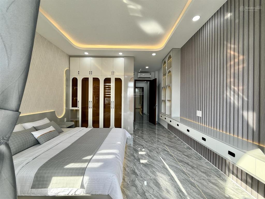 Nhà có thang máy, mặt tiền đường cầu ba phụ, dt 4mx25m, lửng, 3 lầu, 4pn, 6vs, p. thờ, p. xông hơi