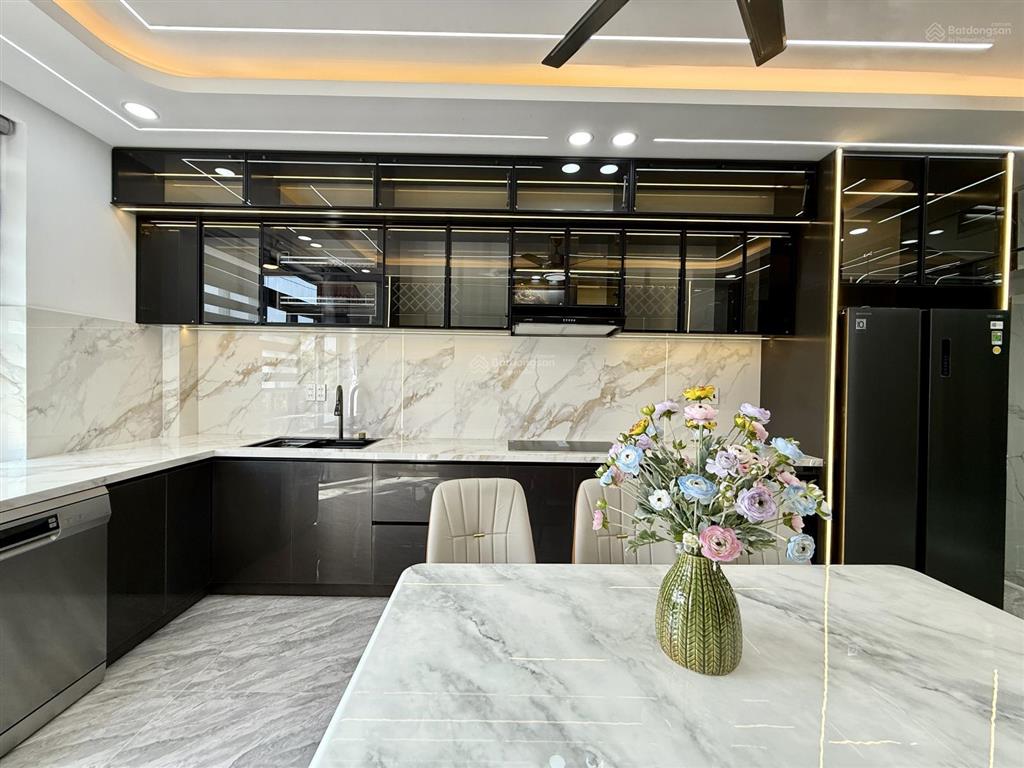 Nhà có thang máy, mặt tiền đường cầu ba phụ, dt 4mx25m, lửng, 3 lầu, 4pn, 6vs, p. thờ, p. xông hơi