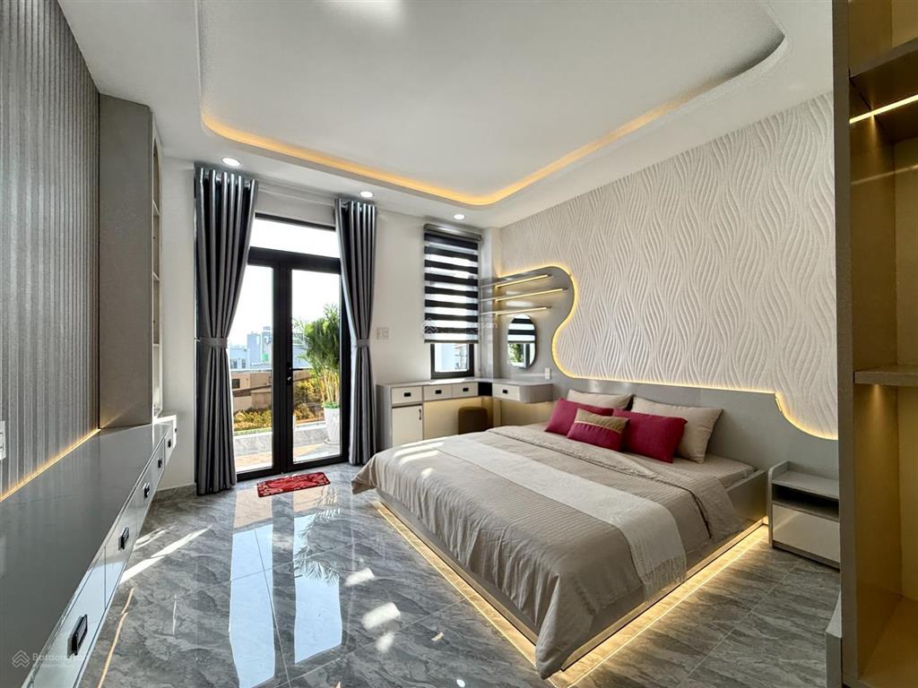 Nhà có thang máy, mặt tiền đường cầu ba phụ, dt 4mx25m, lửng, 3 lầu, 4pn, 6vs, p. thờ, p. xông hơi