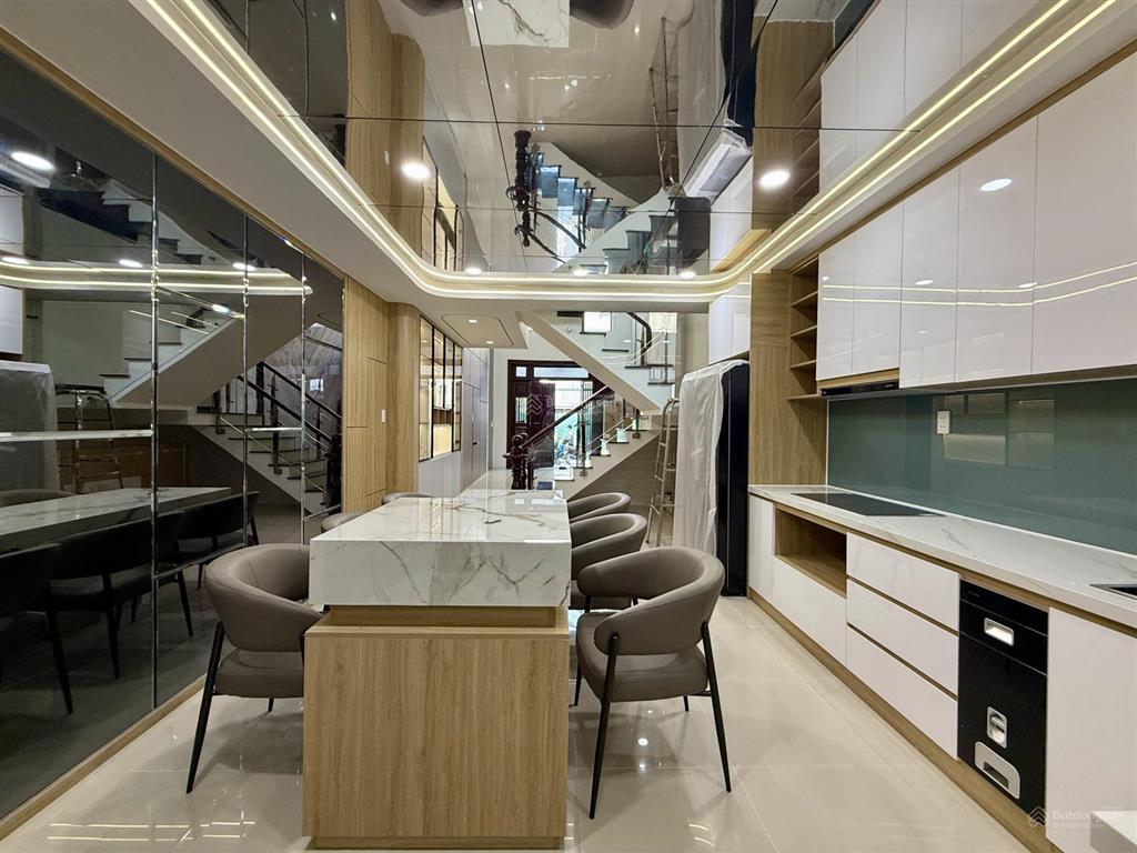 Nhà ngay bên chợ cầu đồng và ngã tư ga, dt4x17m, lửng, 3 lầu, 4pn, p.thờ, sân thượng, 6.88 tỷ