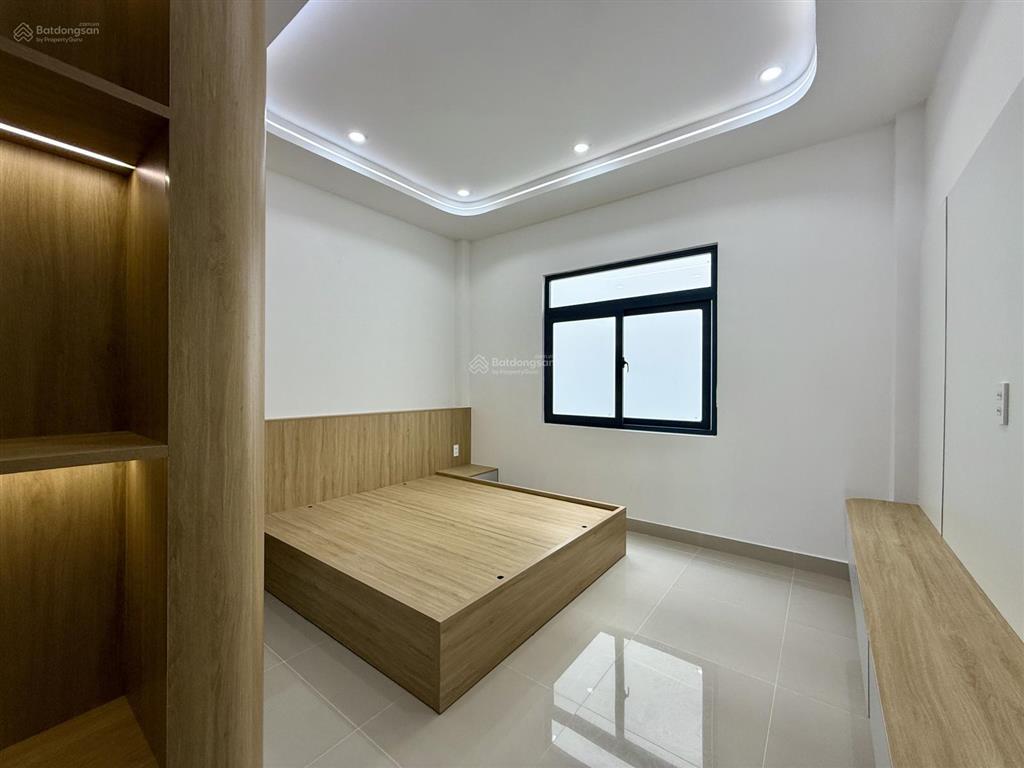 Nhà ngay bên chợ cầu đồng và ngã tư ga, dt4x17m, lửng, 3 lầu, 4pn, p.thờ, sân thượng, 6.88 tỷ