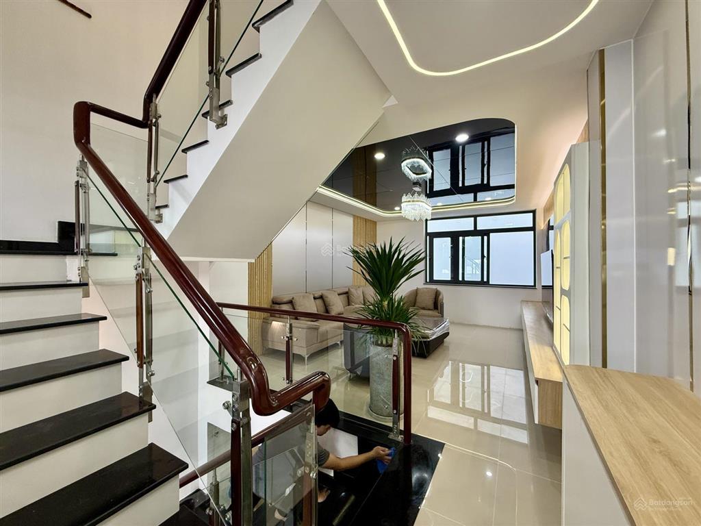 Nhà ngay bên chợ cầu đồng và ngã tư ga, dt4x17m, lửng, 3 lầu, 4pn, p.thờ, sân thượng, 6.88 tỷ