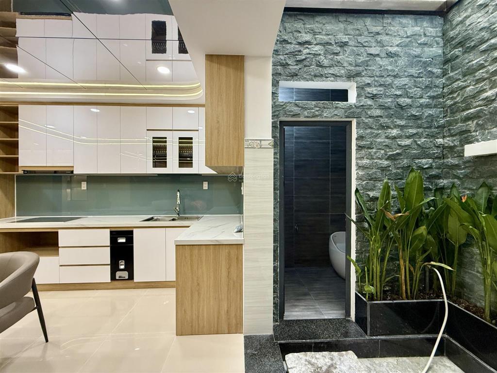 Nhà ngay bên chợ cầu đồng và ngã tư ga, dt4x17m, lửng, 3 lầu, 4pn, p.thờ, sân thượng, 6.88 tỷ