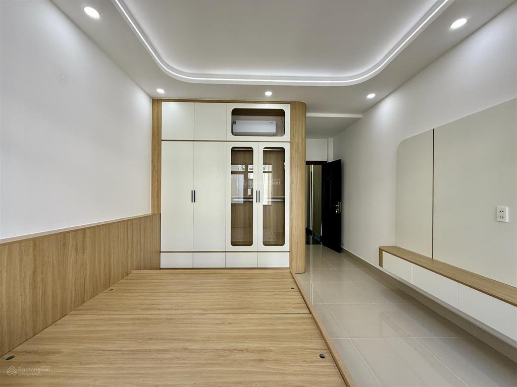 Nhà ngay bên chợ cầu đồng và ngã tư ga, dt4x17m, lửng, 3 lầu, 4pn, p.thờ, sân thượng, 6.88 tỷ