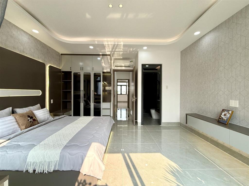 Nhà ngay ngã tư ga, sát bên gò vấp, dt4.7mx14m, lửng, 3 lầu, 4pn, gara ô tô, p.thờ, sân thượng