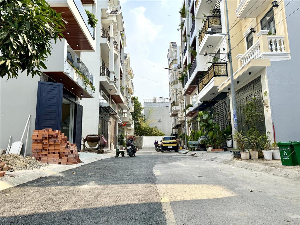 Nhà ngay ngã tư ga, sát bên gò vấp, dt4.7mx14m, lửng, 3 lầu, 4pn, gara ô tô, p.thờ, sân thượng