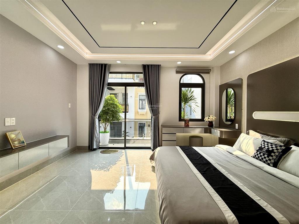 Nhà ngay ngã tư ga, sát bên gò vấp, dt4.7mx14m, lửng, 3 lầu, 4pn, gara ô tô, p.thờ, sân thượng