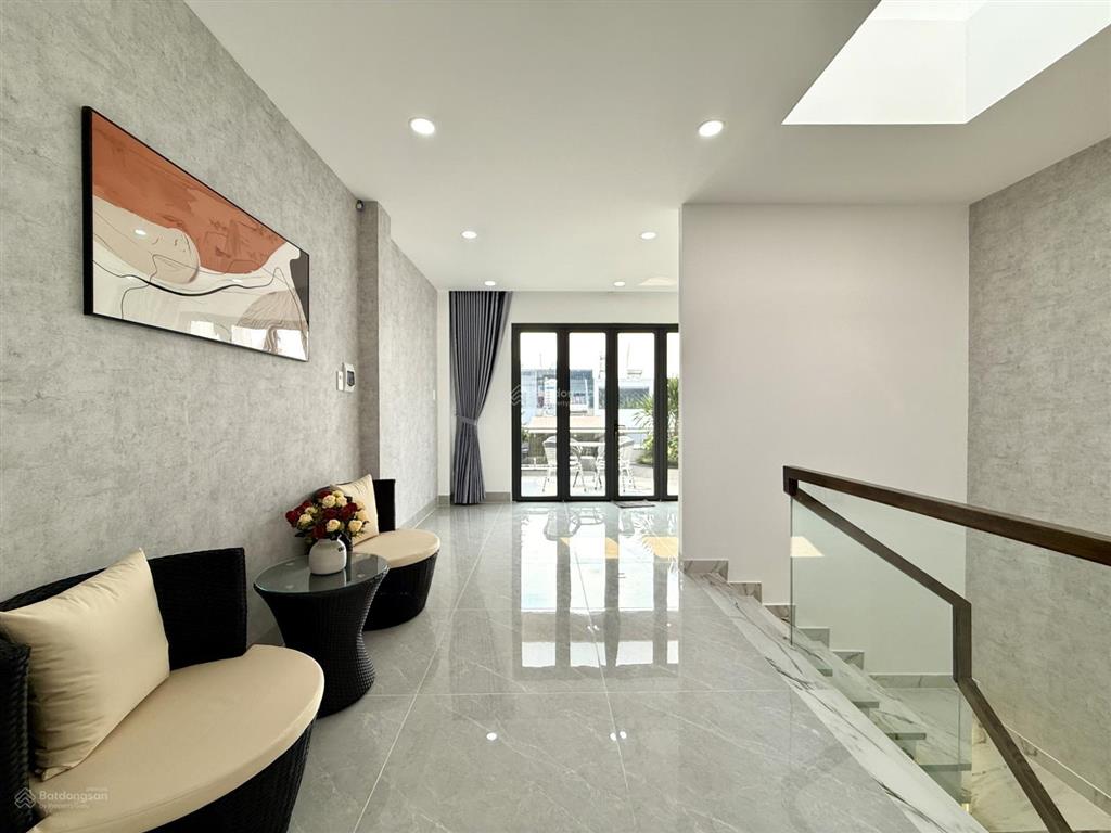 Nhà ngay ngã tư ga, sát bên gò vấp, dt4.7mx14m, lửng, 3 lầu, 4pn, gara ô tô, p.thờ, sân thượng