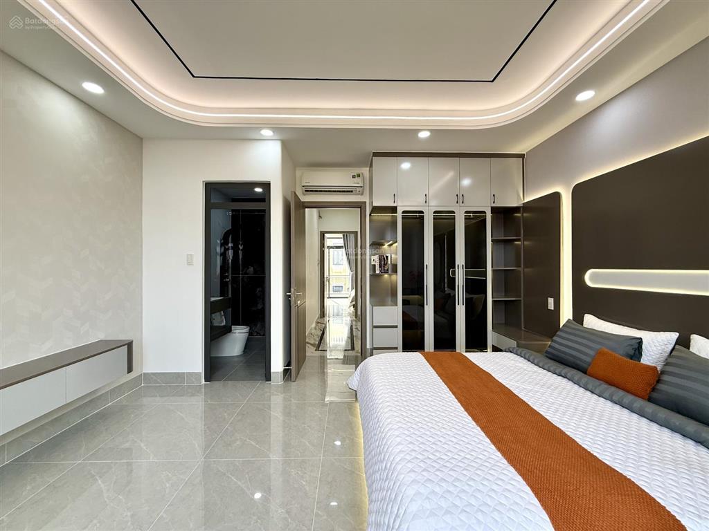 Nhà ngay ngã tư ga, sát bên gò vấp, dt4.7mx14m, lửng, 3 lầu, 4pn, gara ô tô, p.thờ, sân thượng