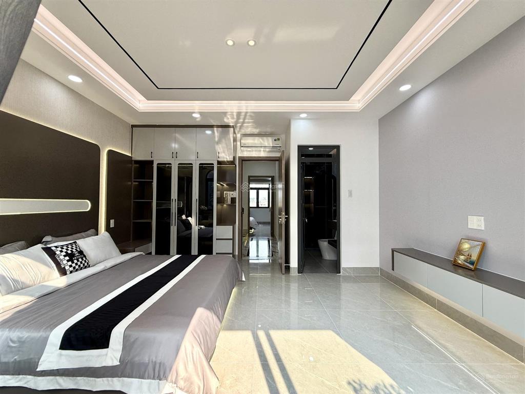 Nhà ngay ngã tư ga, sát bên gò vấp, dt4.7mx14m, lửng, 3 lầu, 4pn, gara ô tô, p.thờ, sân thượng