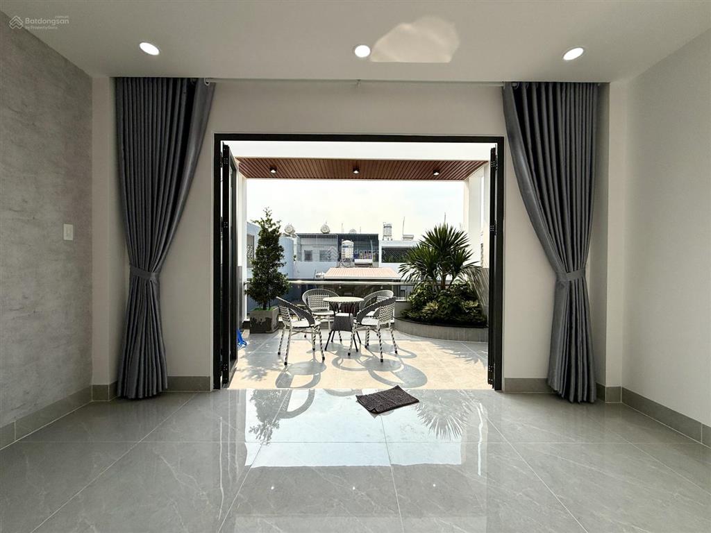 Nhà ngay ngã tư ga, sát bên gò vấp, dt4.7mx14m, lửng, 3 lầu, 4pn, gara ô tô, p.thờ, sân thượng