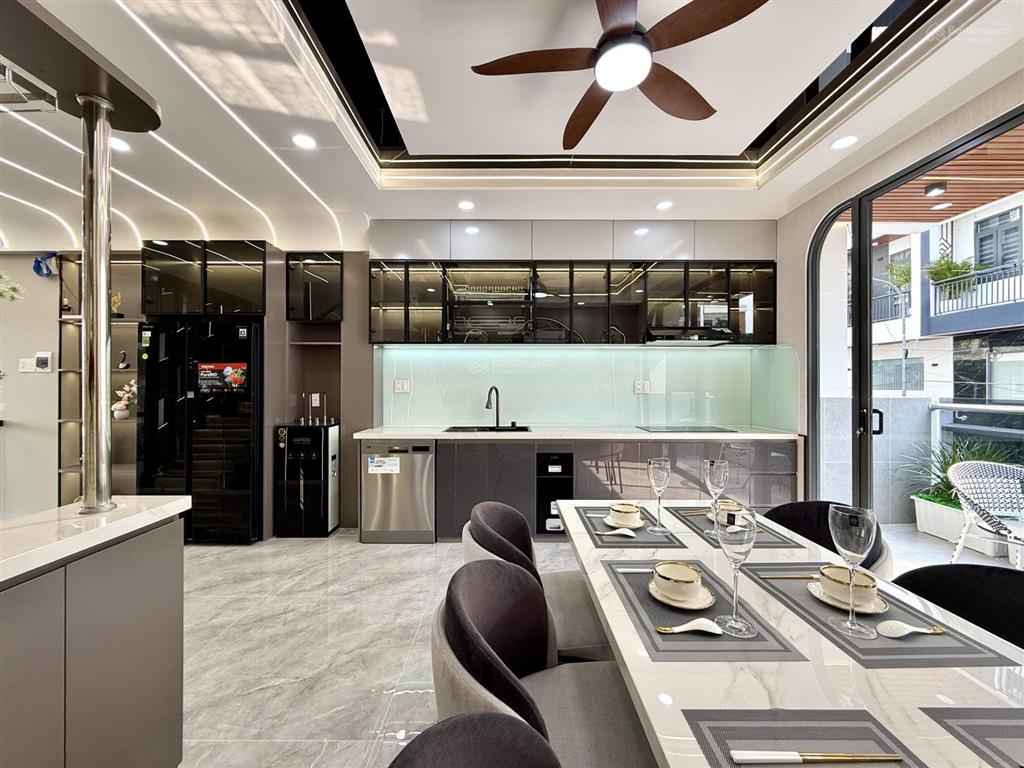 Nhà ngay ngã tư ga, sát bên gò vấp, dt4.7mx14m, lửng, 3 lầu, 4pn, gara ô tô, p.thờ, sân thượng