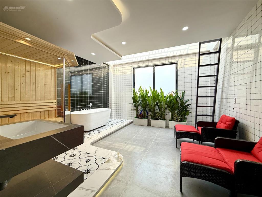 Nhà ngay ngã tư ga, sát bên gò vấp, dt4.7mx14m, lửng, 3 lầu, 4pn, gara ô tô, p.thờ, sân thượng