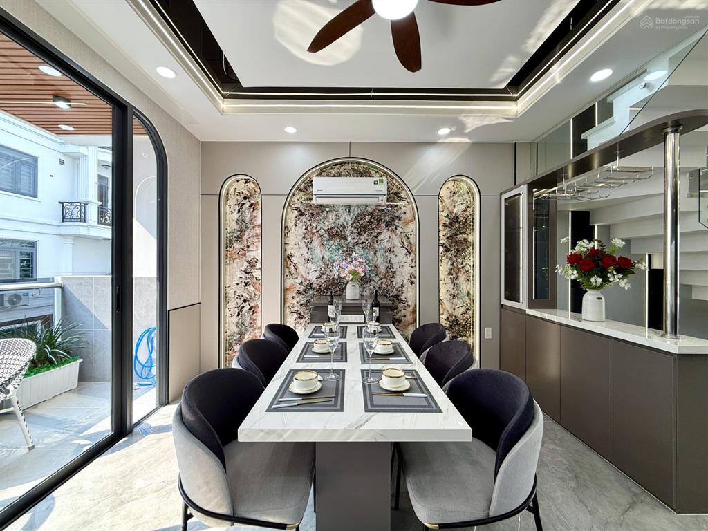 Nhà ngay ngã tư ga, sát bên gò vấp, dt4.7mx14m, lửng, 3 lầu, 4pn, gara ô tô, p.thờ, sân thượng