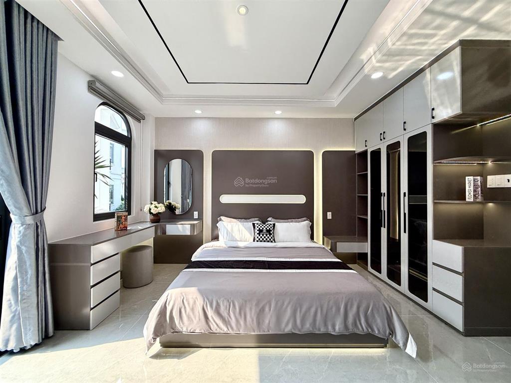 Nhà ngay ngã tư ga, sát bên gò vấp, dt4.7mx14m, lửng, 3 lầu, 4pn, gara ô tô, p.thờ, sân thượng